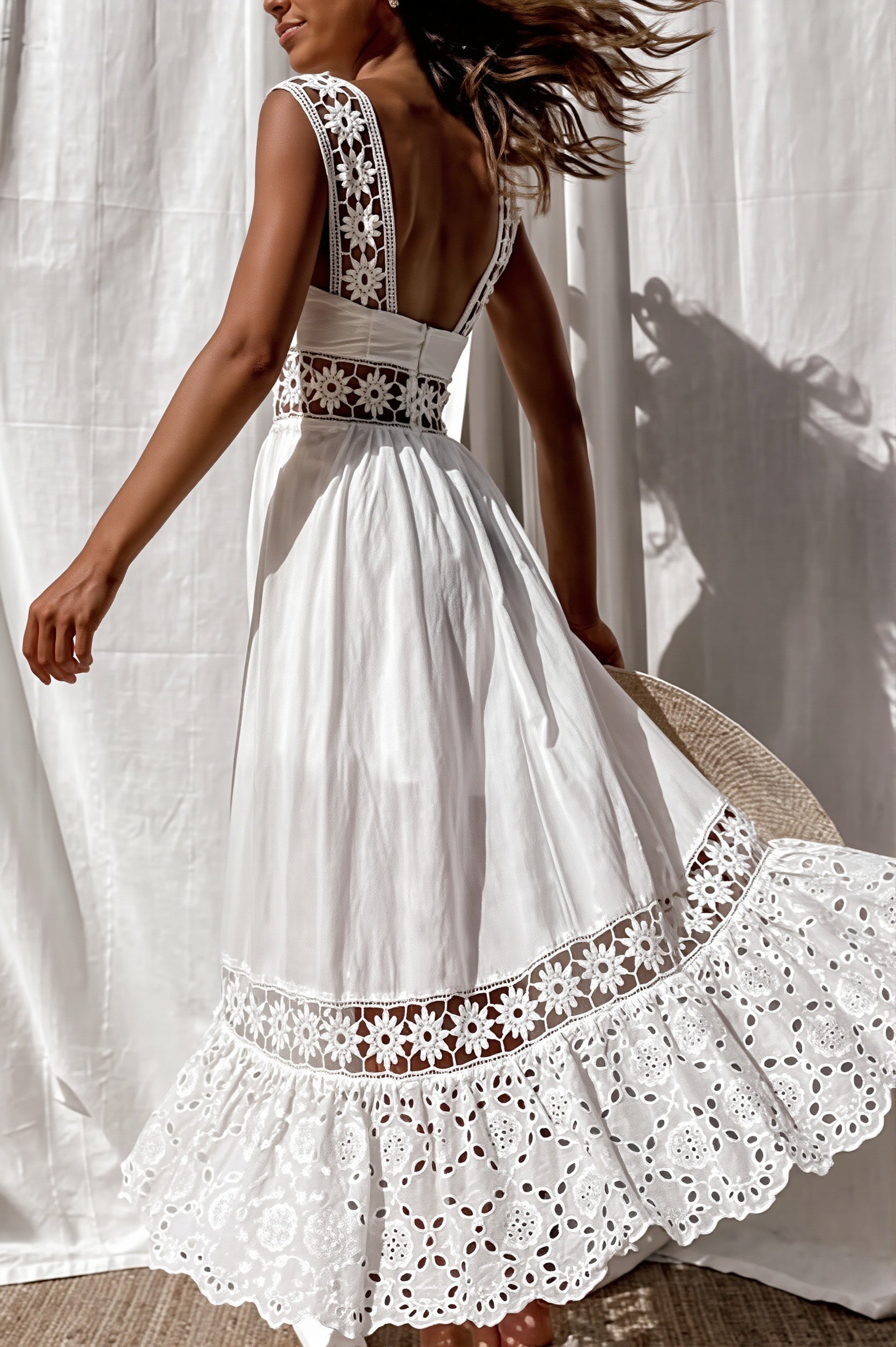 Rückansicht des langen Boho-Kleids für Damen mit Spitze und fließendem Rock
