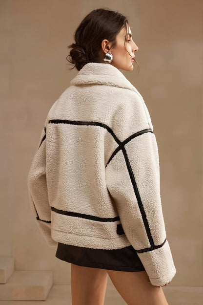 Sherpa-Fleece-Mantel in der Rückansicht mit geschlossenem Design
