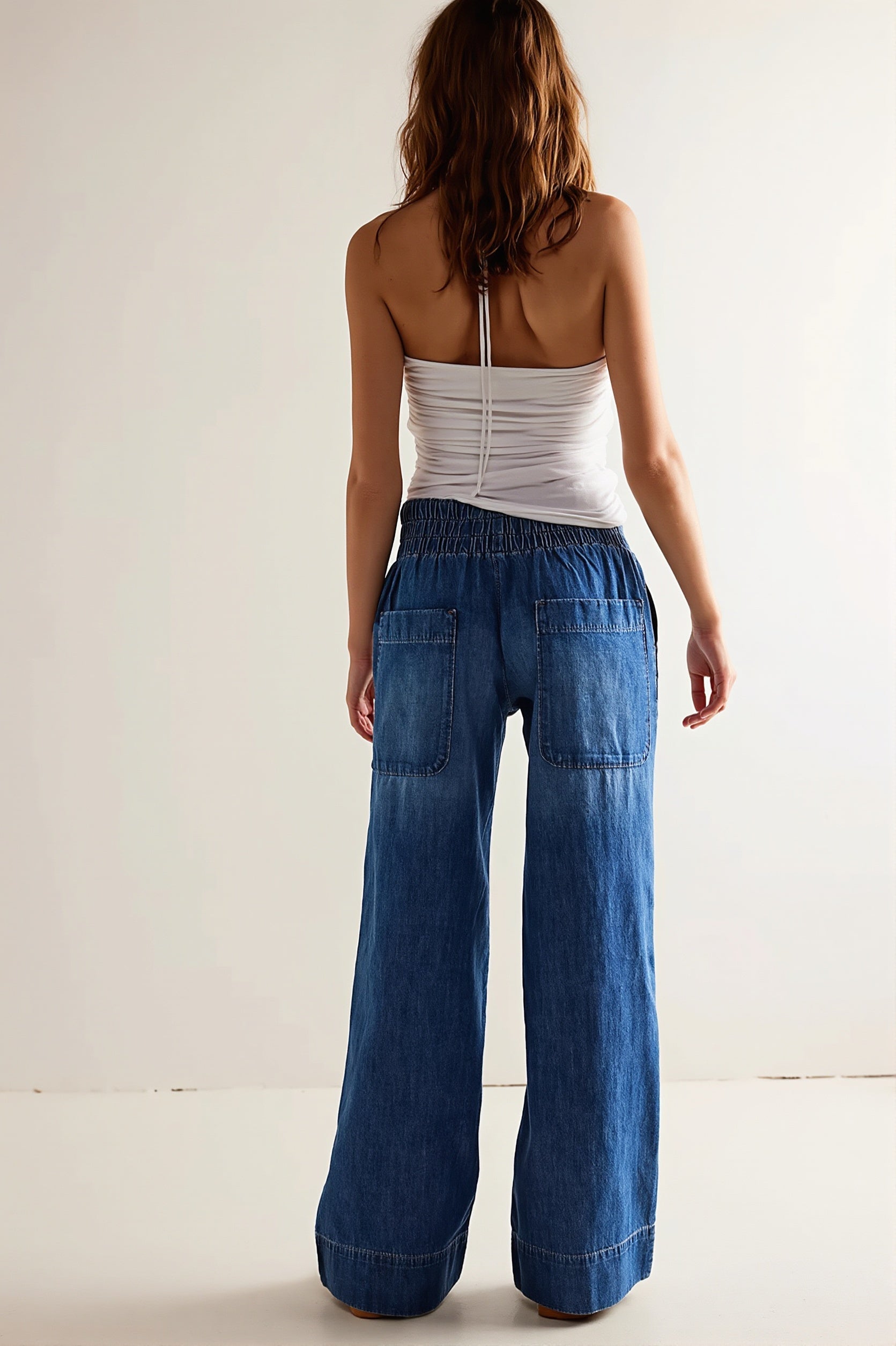 Damen Baggy Jeans in Seitenansicht mit lockerem Sitz