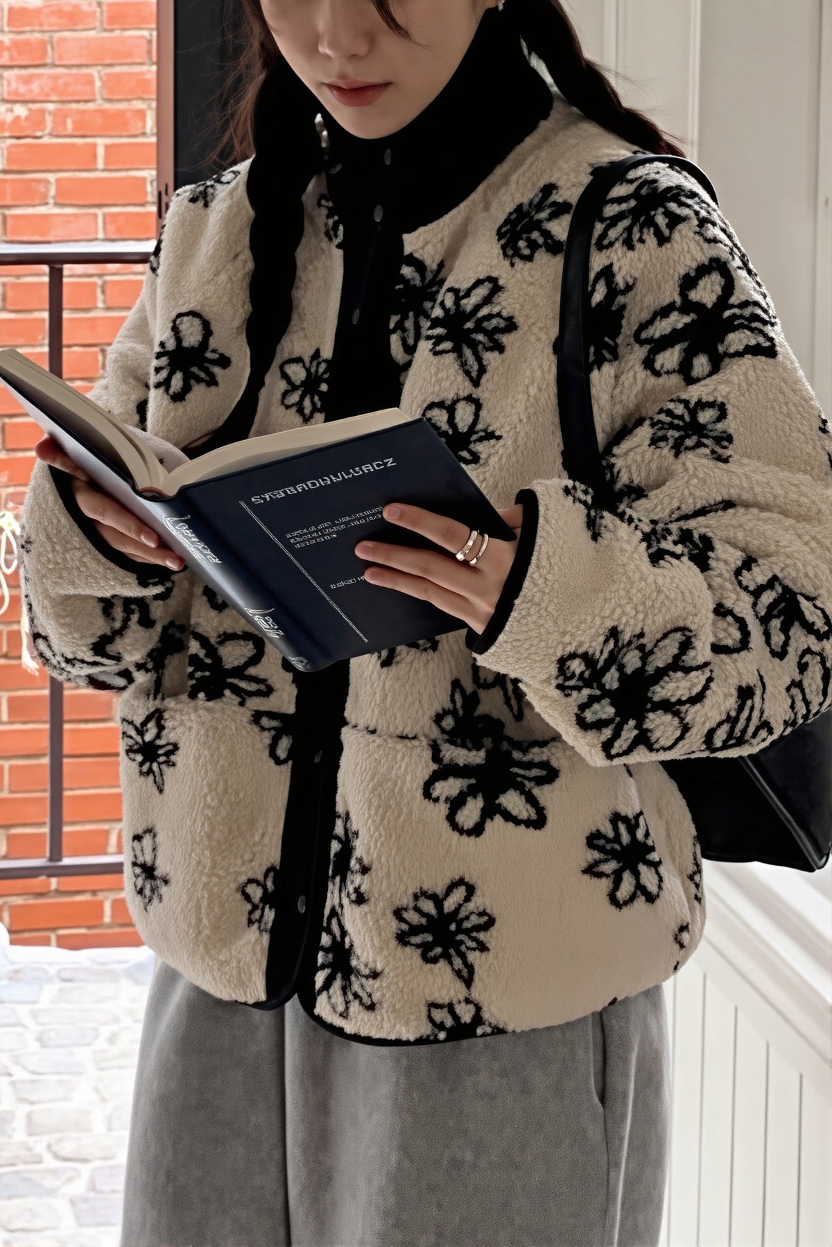 Rückansicht der wendbaren Sherpa-Fleece-Jacke mit floralem Design