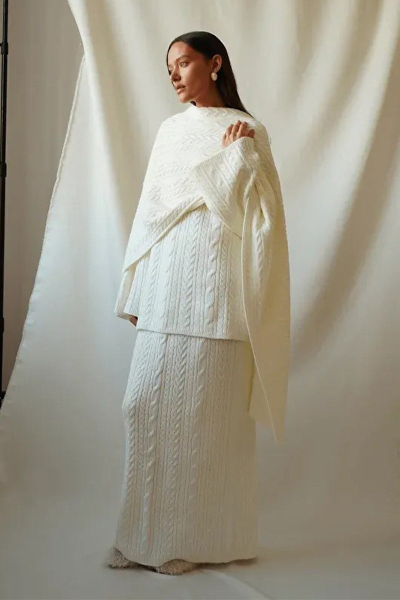 Komplettes Damen-Outfit mit Zopfmuster und Maxirock