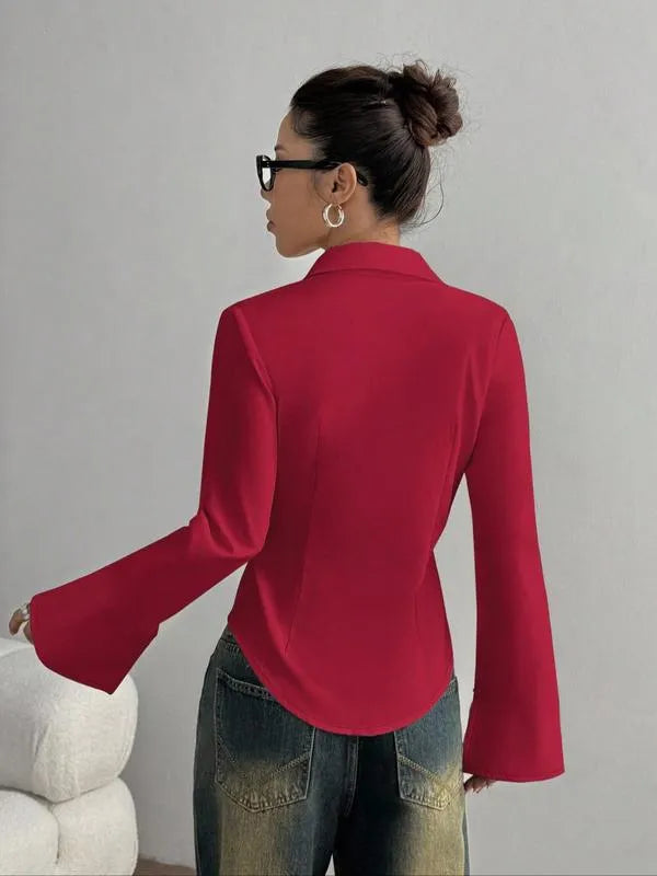 Taillierte Bluse für Damen in minimalistischer Produktansicht