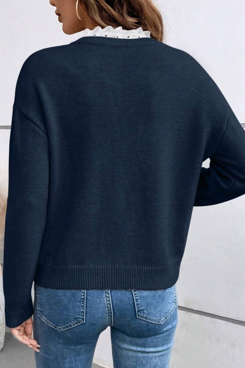 Damen-Strickpullover mit Spitzenkante stilvoll präsentiert