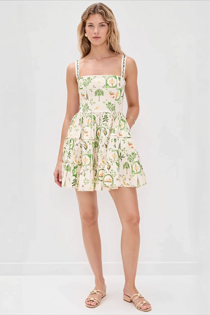 Detailaufnahme des Pflanzenprints und eckigen Ausschnitts am Midikleid