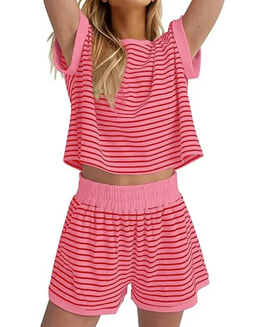 Damen Shorts Set mit gestreiftem T-Shirt und passender Shorts in lässigem Look