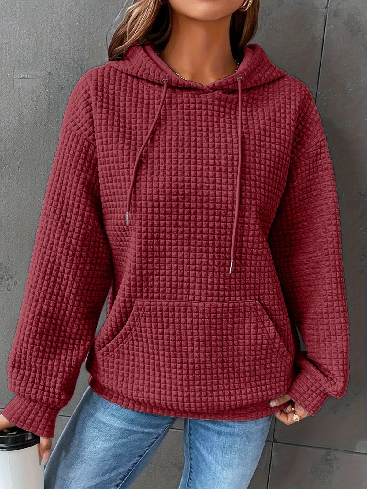 Kuscheliger Kapuzenpullover für Damen in Nahaufnahme