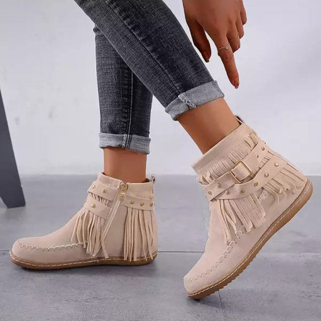 Stiefel mit Fransen und Nieten passend zu lässigen Alltagsoutfits