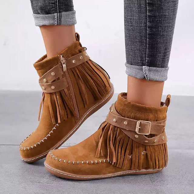 Damenstiefel mit Fransen, flachen Nieten und dekorativer Gürtelschnalle