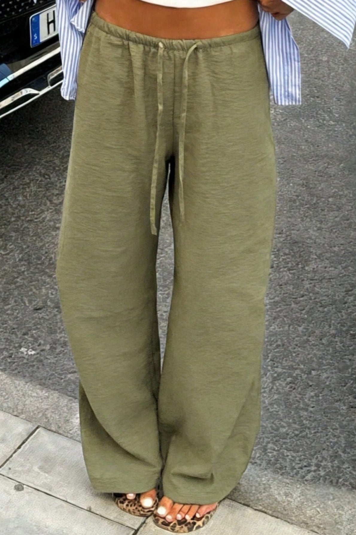 Rückansicht der Wide Leg Hose für Damen mit lockerer Passform