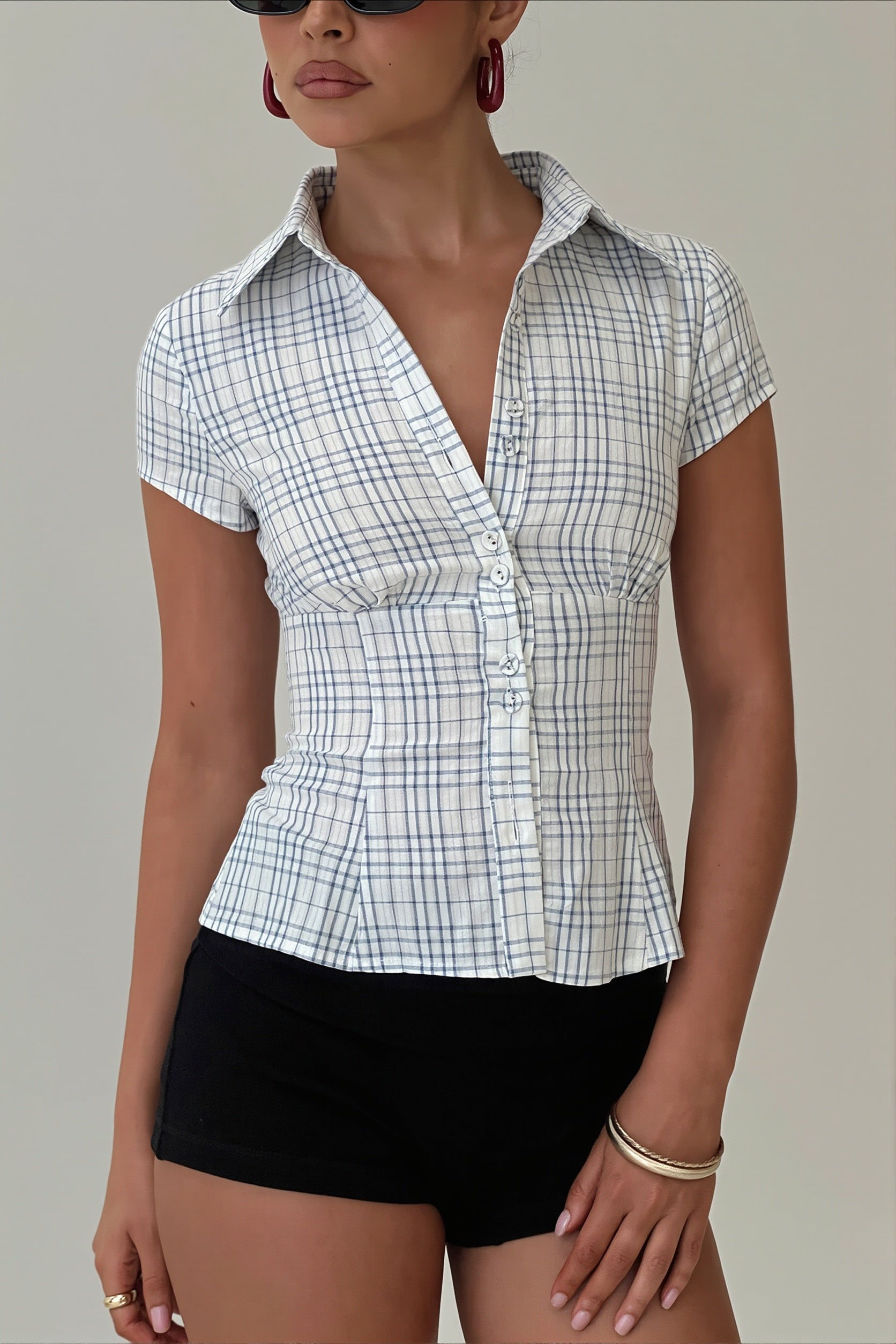 Damen Polobluse mit elegantem Falten-Design im Detail