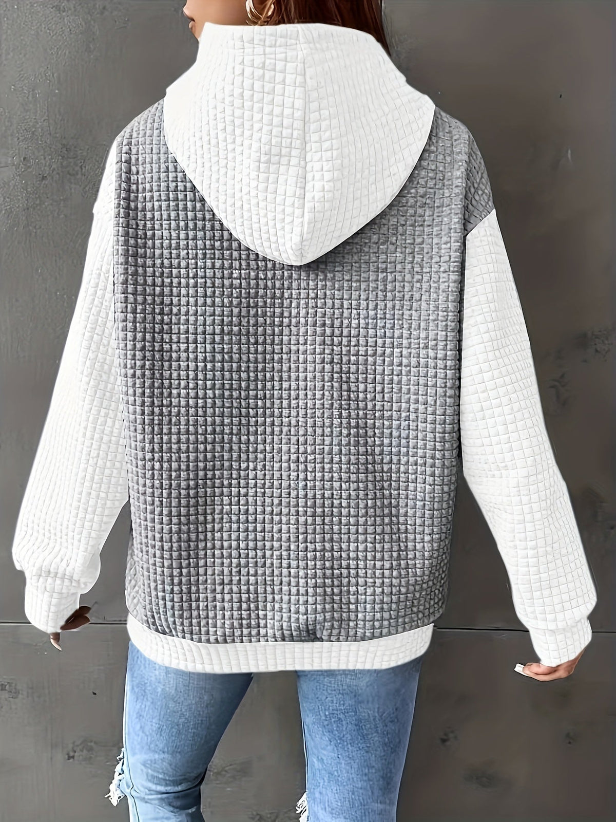 Damen-Kapuzenpullover in einer stilvollen Frontansicht