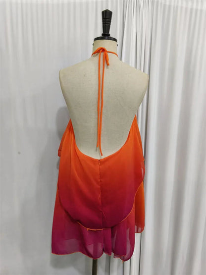 Elegantes kurz geschnittenes Kleid mit pinkfarbenem Farbverlauf und Rüschen