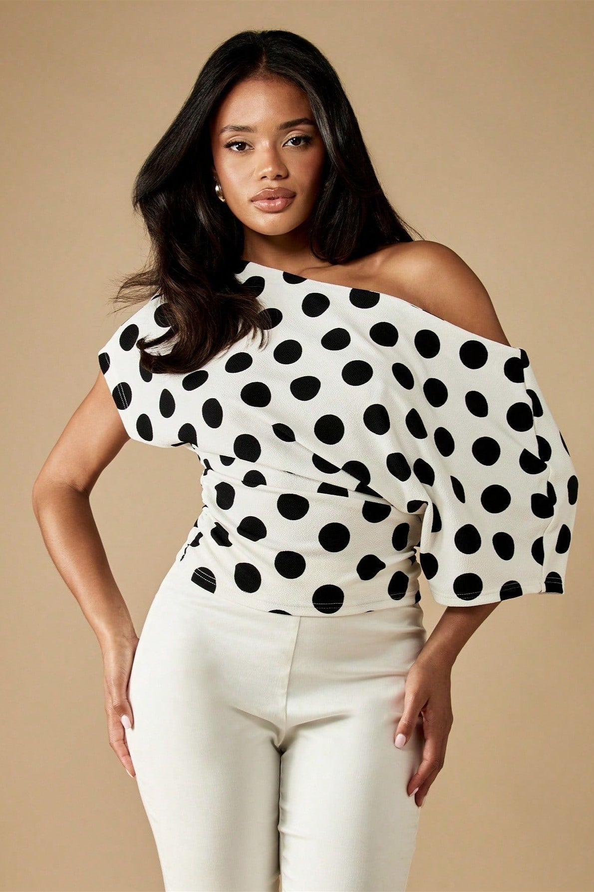 Damen Off-Shoulder-Bluse mit Punkten und asymmetrischem Saum vorne aufgenommen