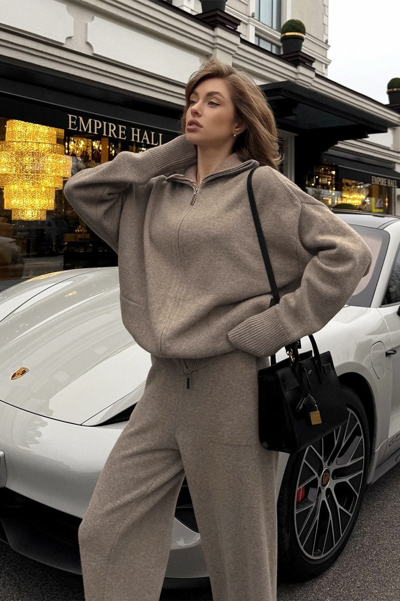 Damen-Strickset mit Poloshirt und weiter Hose als zweiteiliges Outfit