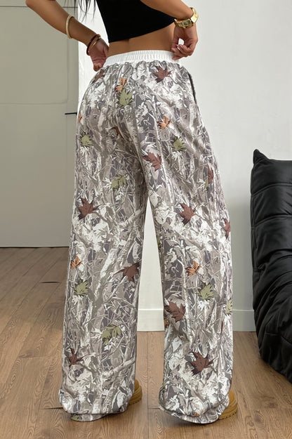 Stoffdetail der weiten High-Waist-Hose mit Print und fließendem Fall