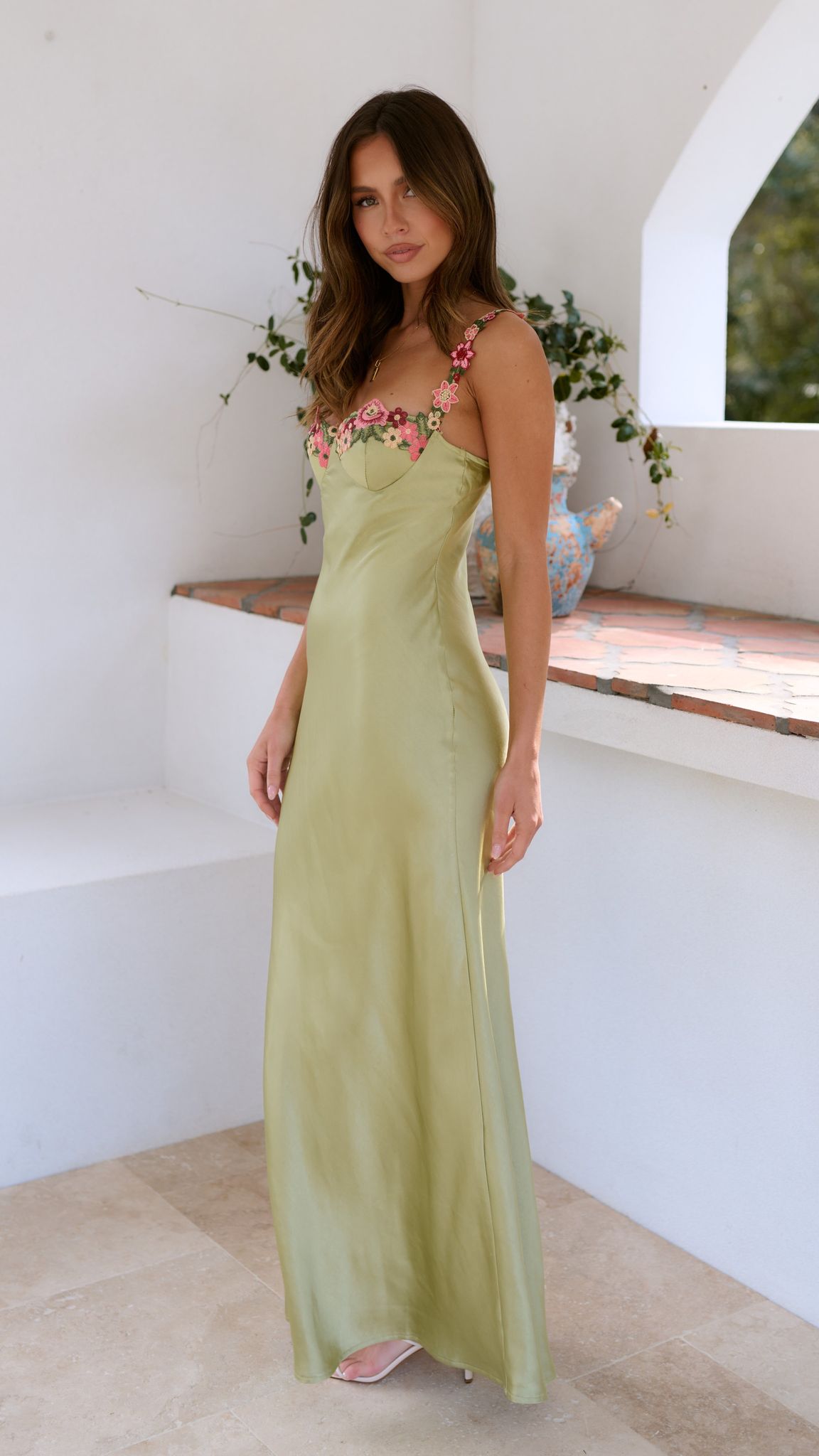 Maxikleid für Damen mit Blumenstickerei in seitlicher Ansicht