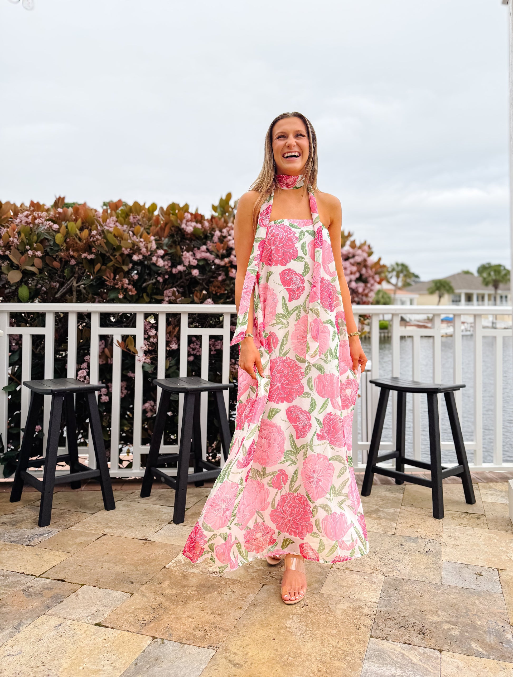 Fließendes Damenkleid in Maxilänge mit floralem Muster für Sommer und Urlaub