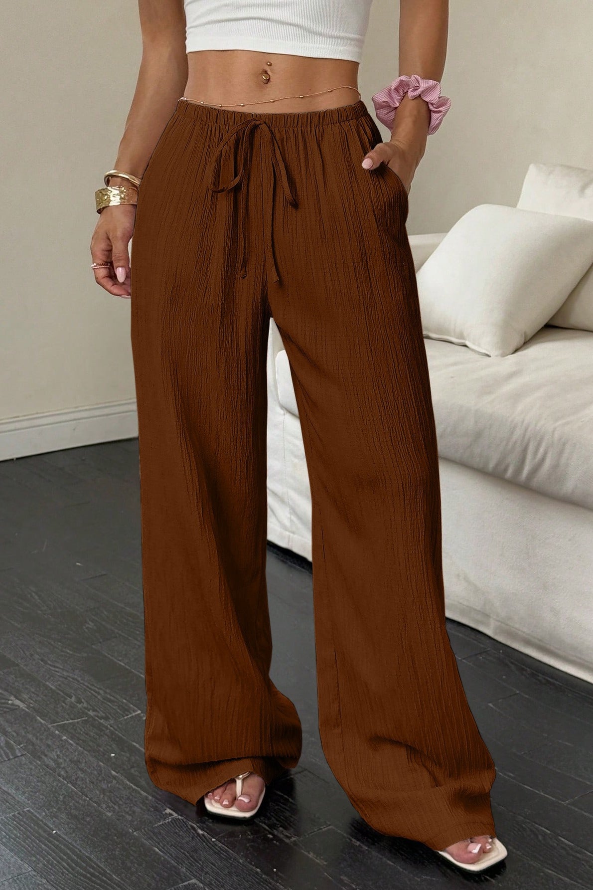 Detailaufnahme des Knotendetails am Bund der strukturierten weiten Hose
