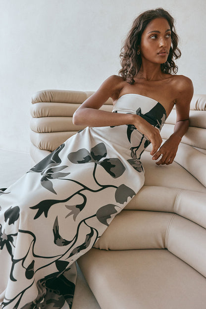 Detailaufnahme des Musters und Printdetails am Damenkleid