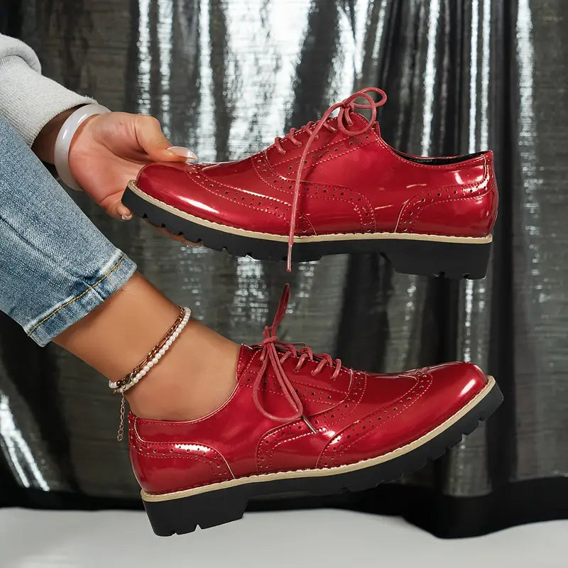 Damen Schnürschuhe in Lack-Optik mit Brogue-Details von vorne