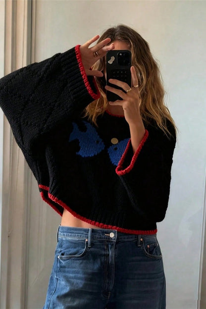 Seitliche Ansicht des Strickpullovers mit Hundemotiv