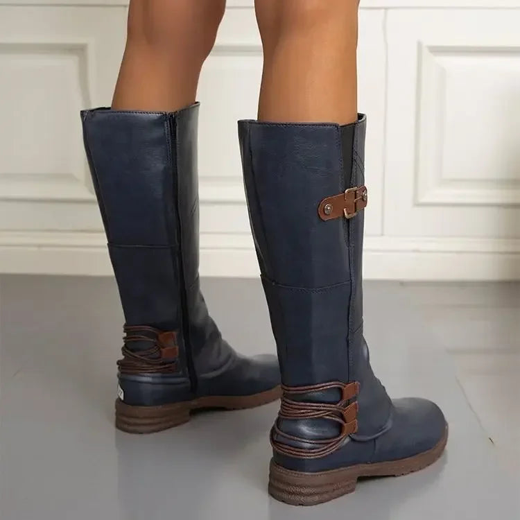 Seitliche Ansicht der kniehohen Damenstiefel