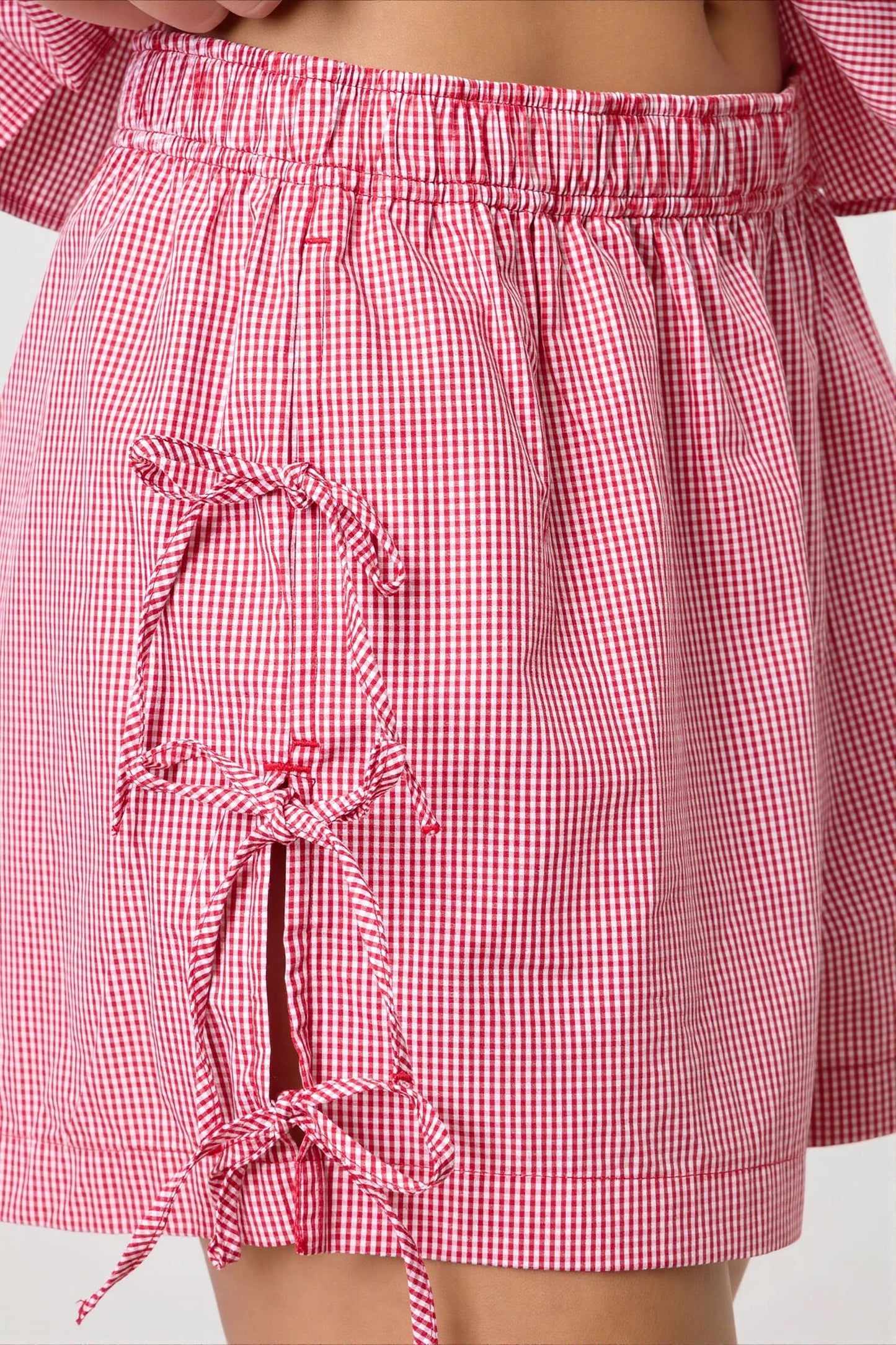 Detail des Streifenprints auf den Damen High-Waist-Shorts