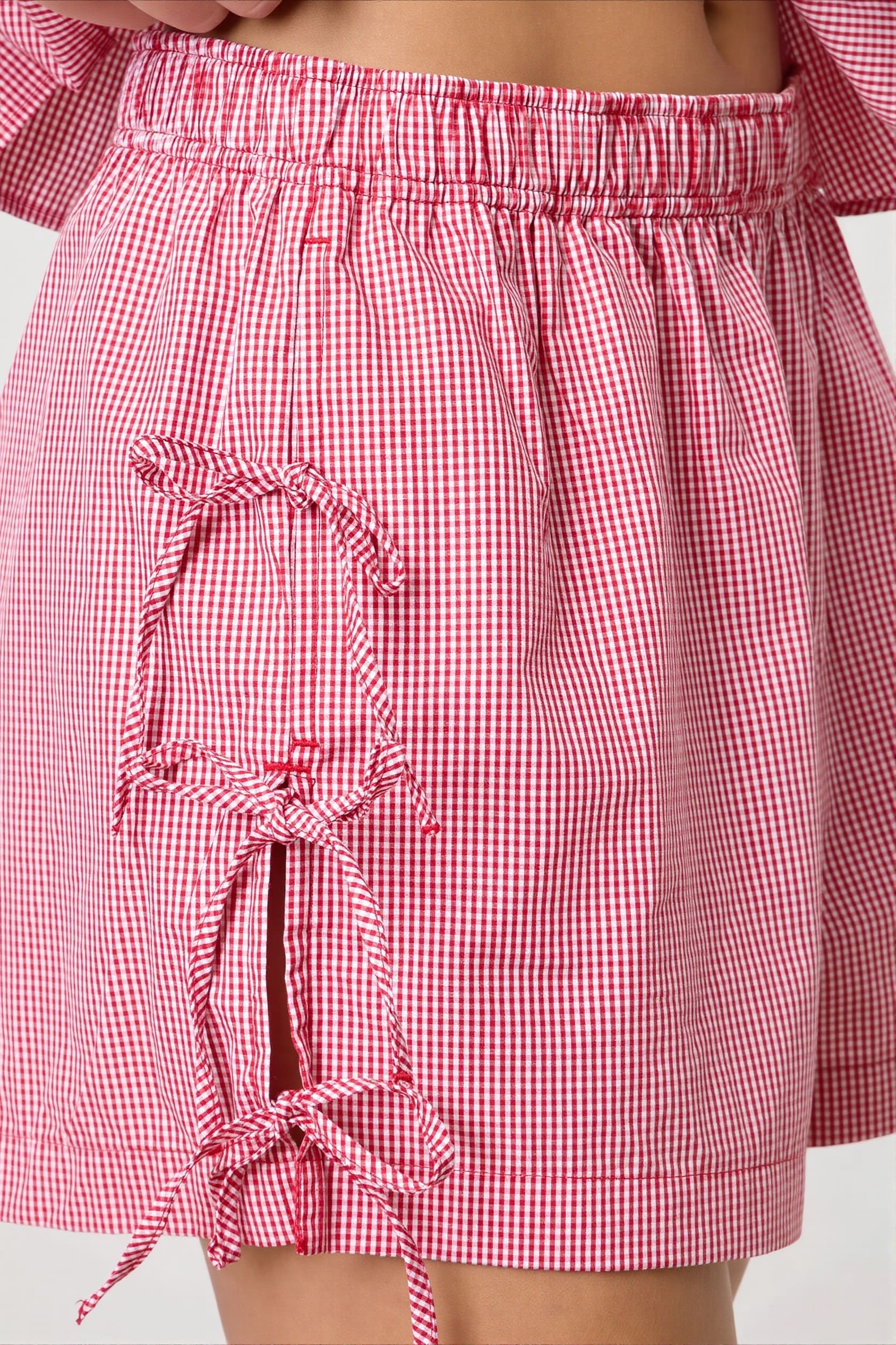 Detail des Streifenprints auf den Damen High-Waist-Shorts
