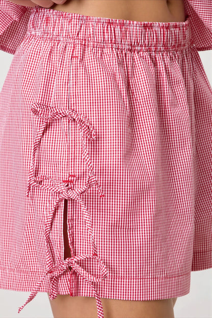 Detail des Streifenprints auf den Damen High-Waist-Shorts