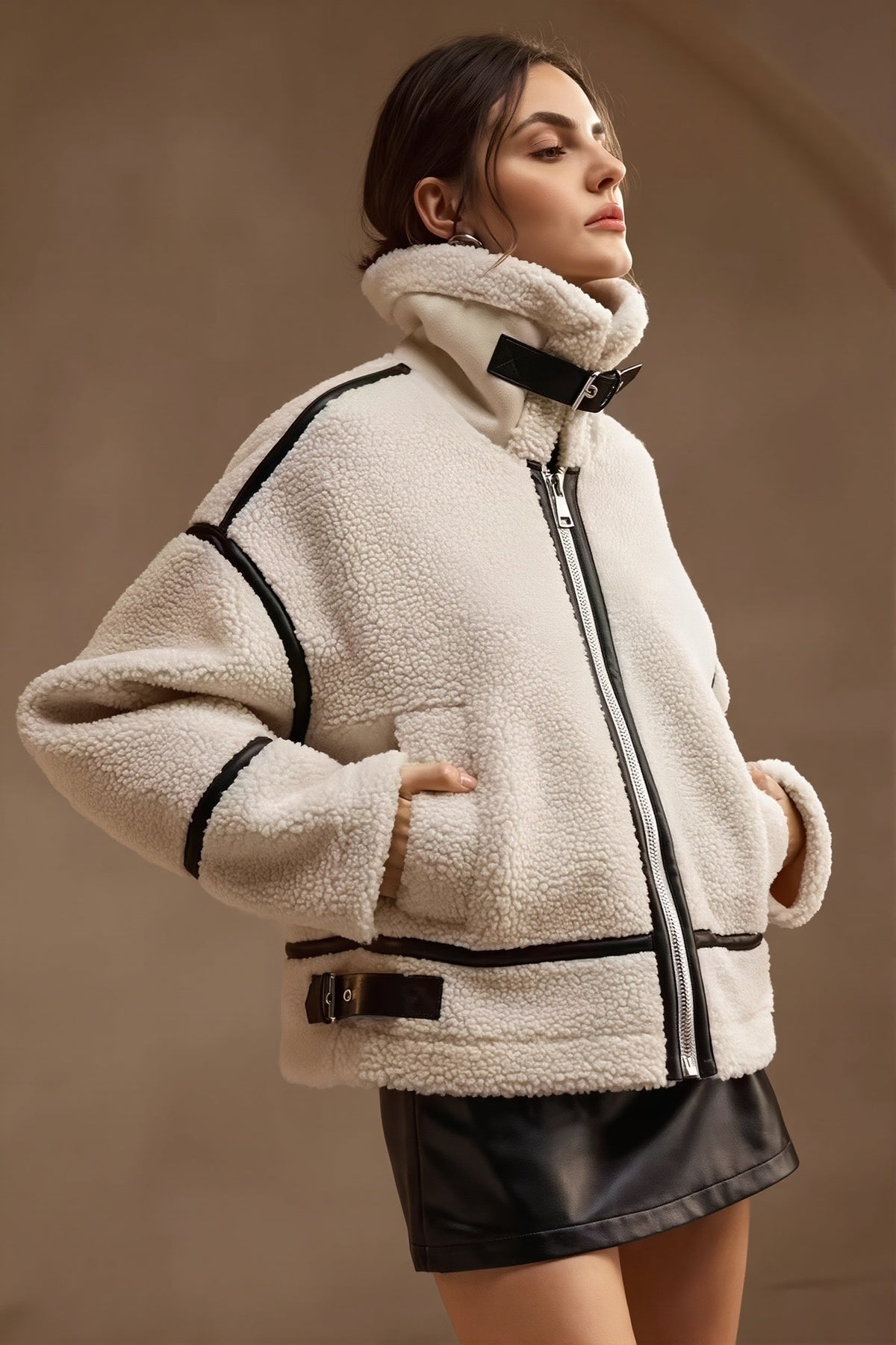Sherpa-Fleece-Mantel mit Kontrastpaspelierung in der Vorderansicht