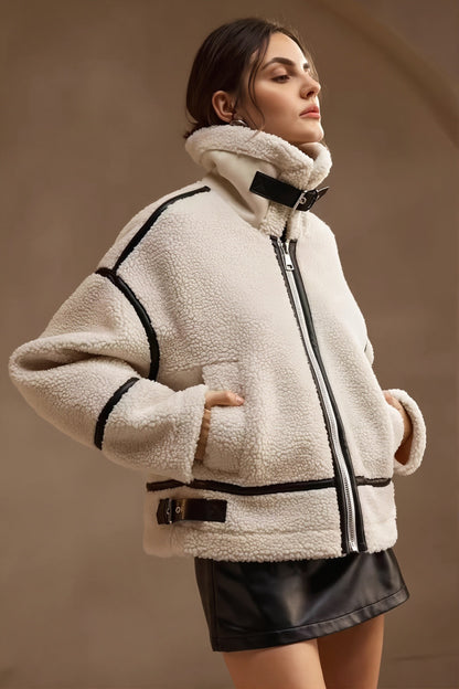 Sherpa-Fleece-Mantel mit Kontrastpaspelierung in der Vorderansicht