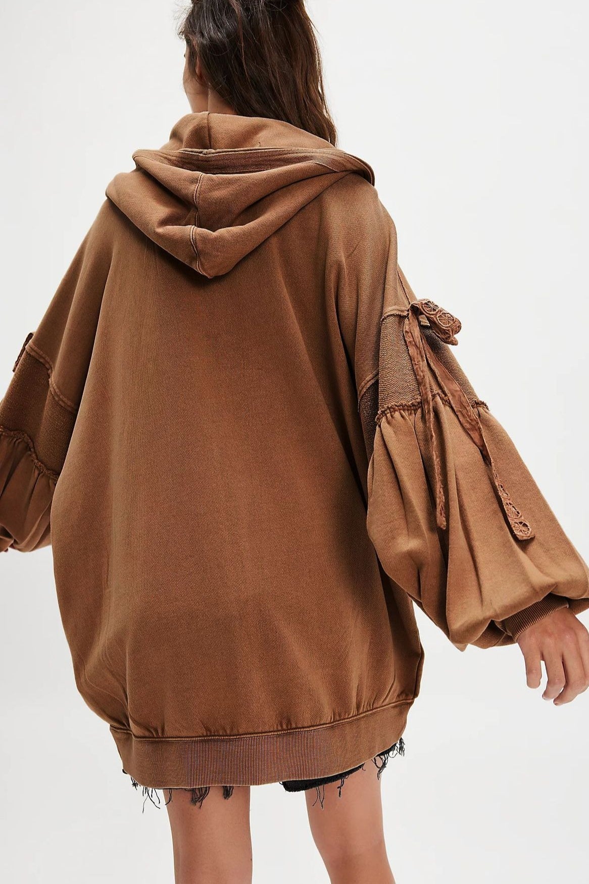 Detail von Kapuze und Reißverschluss am Damen Hoodie
