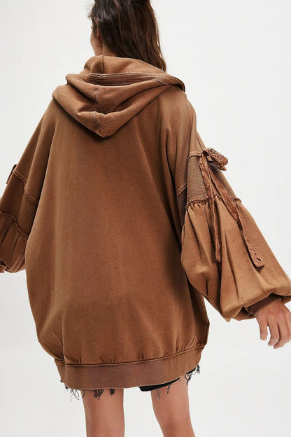 Detail von Kapuze und Reißverschluss am Damen Hoodie