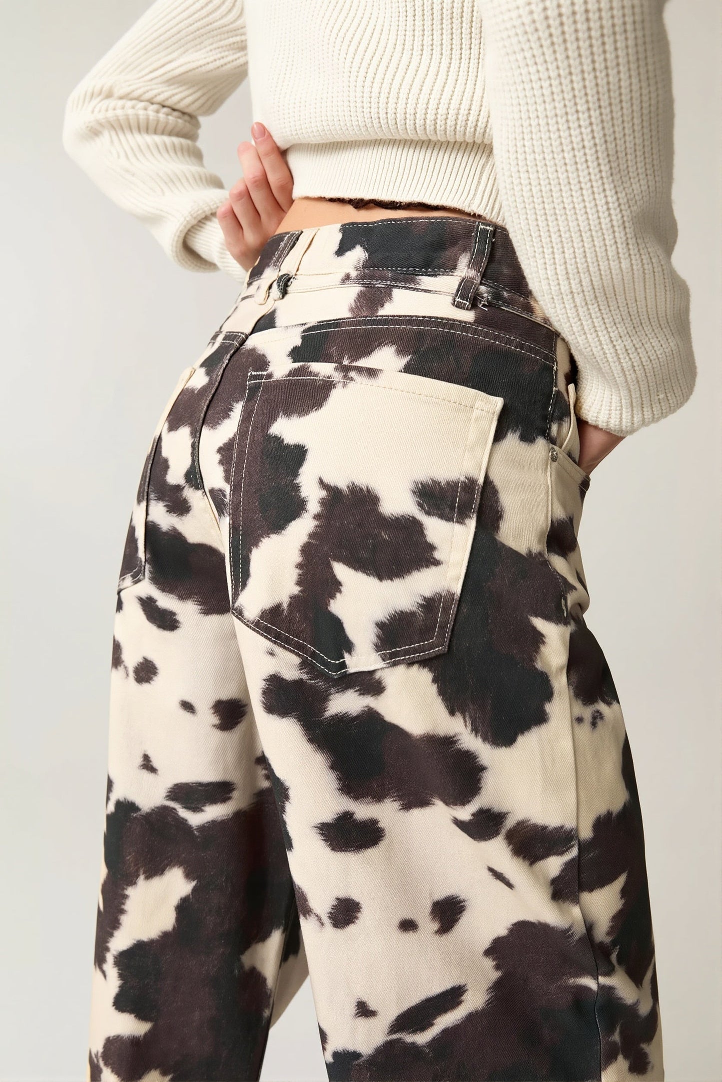 Retro Damenjeans mit Kuhprint und geradem Schnitt seitlich gezeigt