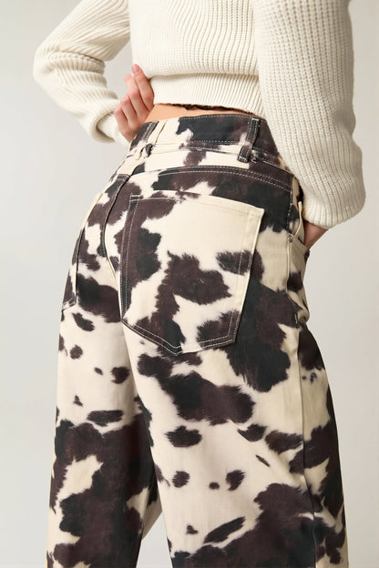 Retro Damenjeans mit Kuhprint und geradem Schnitt seitlich gezeigt