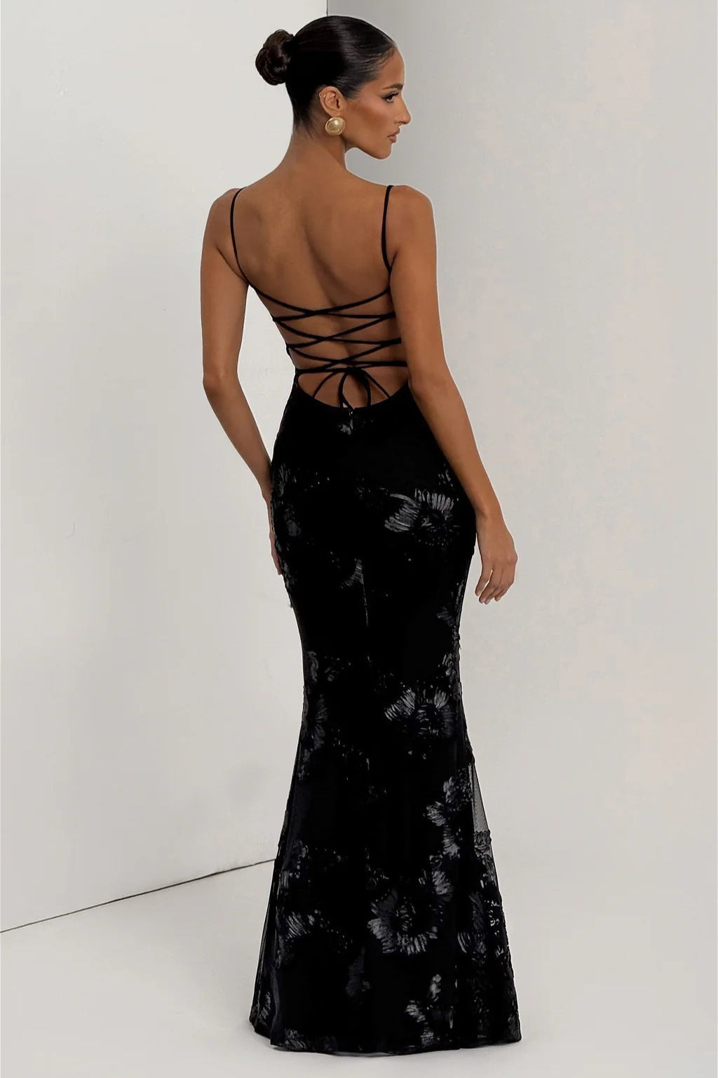 Luftiges Damenkleid mit schmalen Trägern und Blumenmuster