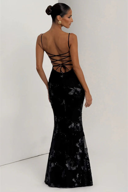 Luftiges Damenkleid mit schmalen Trägern und Blumenmuster