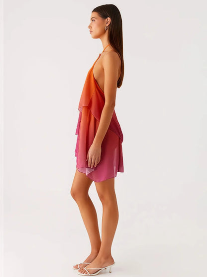 Elegantes kurz geschnittenes Kleid mit pinkfarbenem Farbverlauf und Rüschen