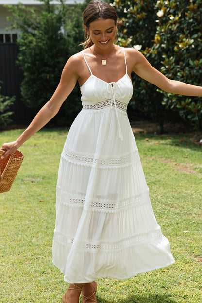 Damen-Maxikleid in Bewegung mit weit schwingendem Rock