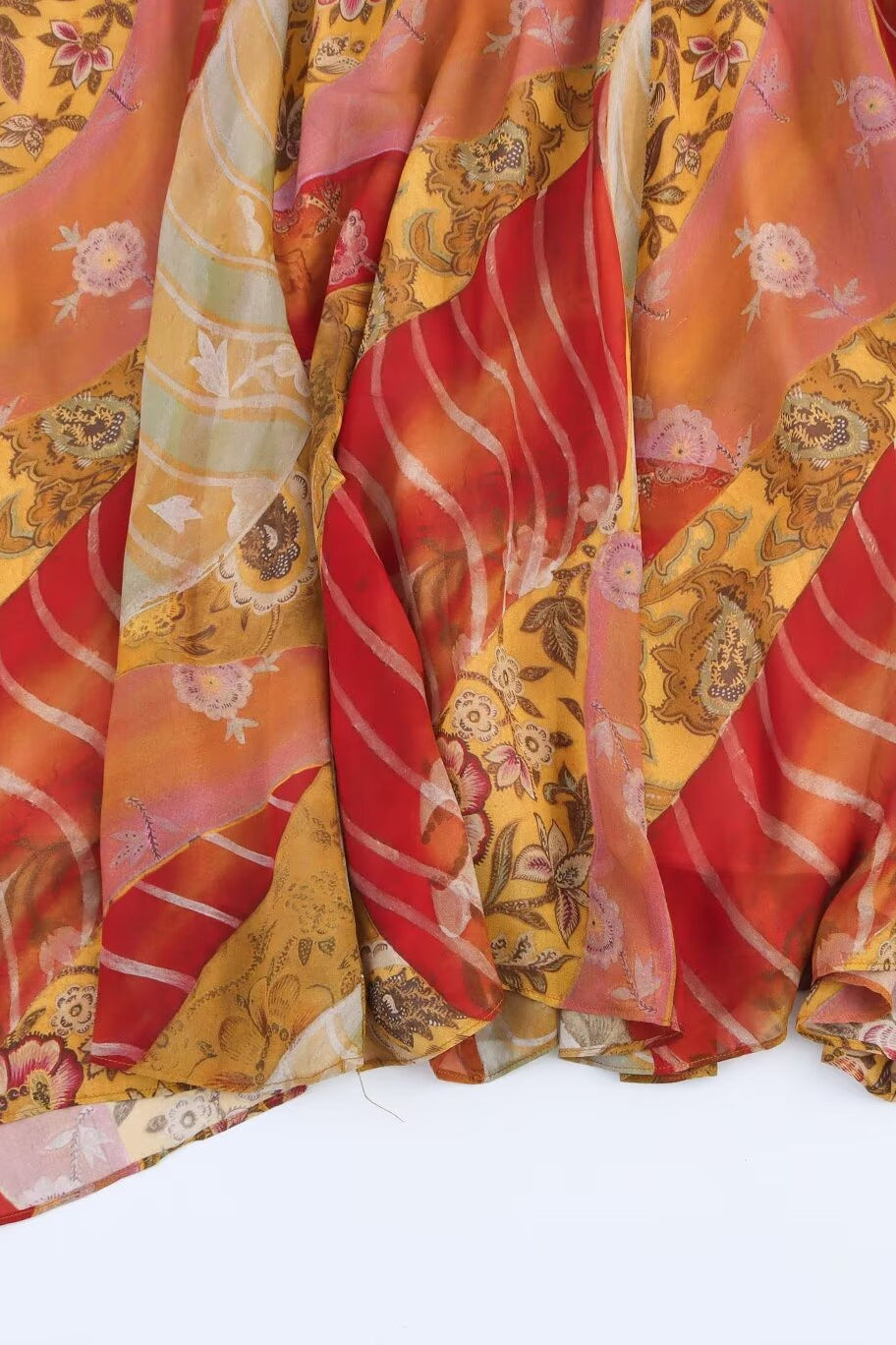 Fließendes Damen Midikleid mit Blumenprint in Nahaufnahme
