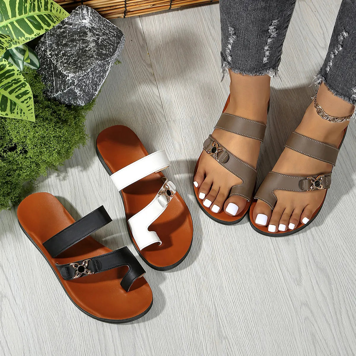 Damen Sommerschuhe in Lederoptik mit Zehenring und bequemer Passform