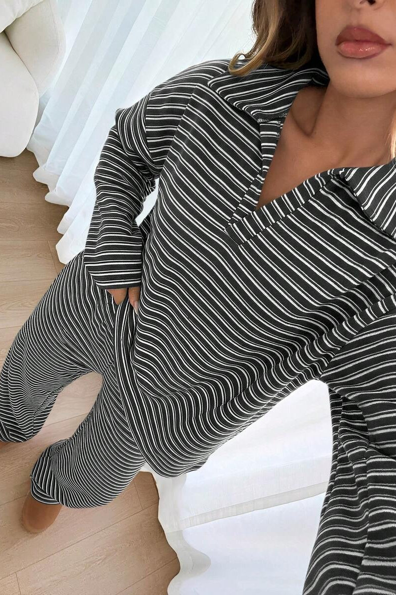 Detailansicht des Umlegekragens am Loungewear-Oberteil