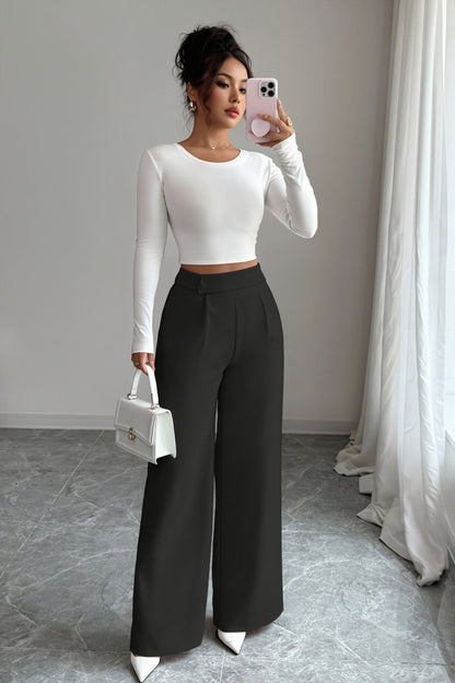 Damen High-Waist-Hose mit Knopfleiste und weitem Bein von schräg vorn