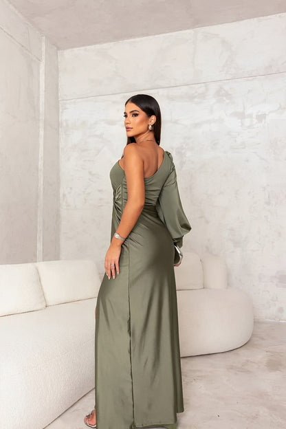 Maxikleid mit einer Schulter aus weichem Stoff