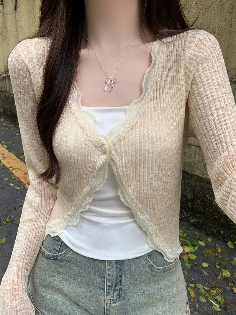 Damen Kurzpullover aus Rippstrick mit Spitzenbesatz