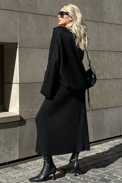 Zweiteiliges Strickoutfit für Damen in kompletter Ansicht