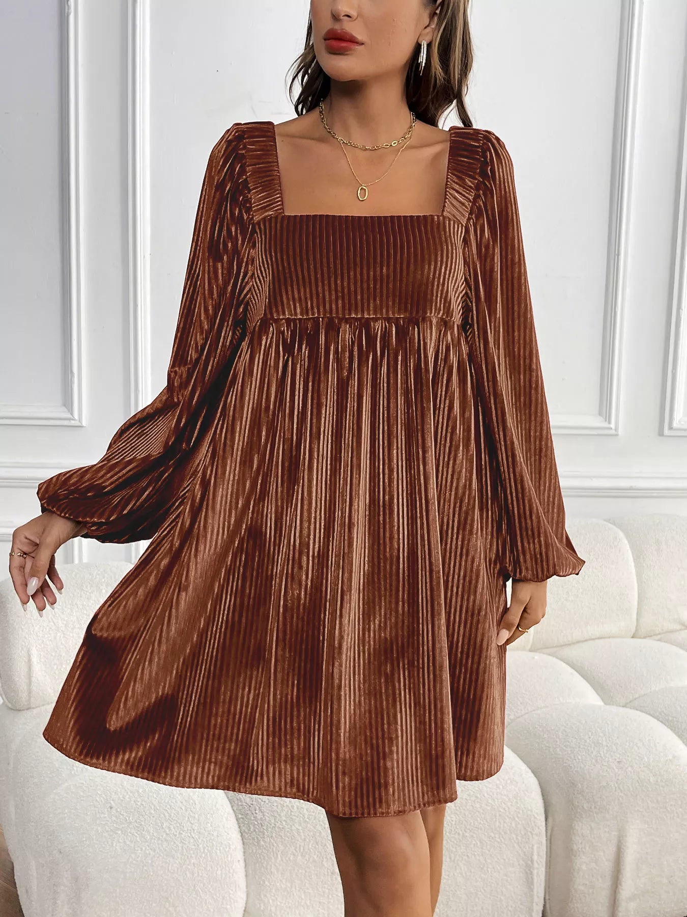 Damen-Samtkleid aus Samt mit quadratischem Ausschnitt und langen Ärmeln