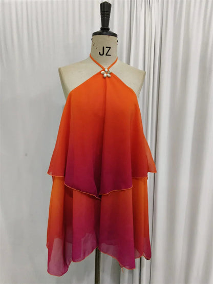 Elegantes kurz geschnittenes Kleid mit pinkfarbenem Farbverlauf und Rüschen