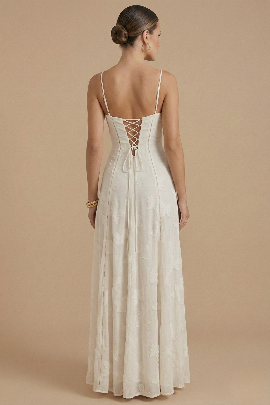 Maxikleid für Damen mit schmalen Trägern und blumigem Design