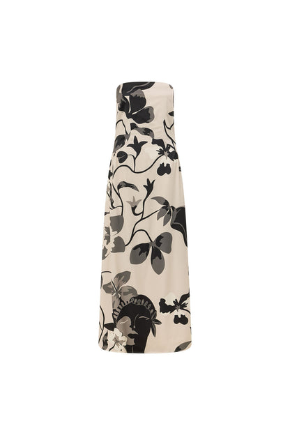 Nahaufnahme des Stoffes mit floralem Print beim Damenkleid